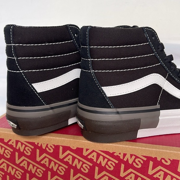 Vans WMNS Sk8-Hi Rearrange Utility Block Black
VN000CRMBLK
Sneakers - Picture 3 of 16